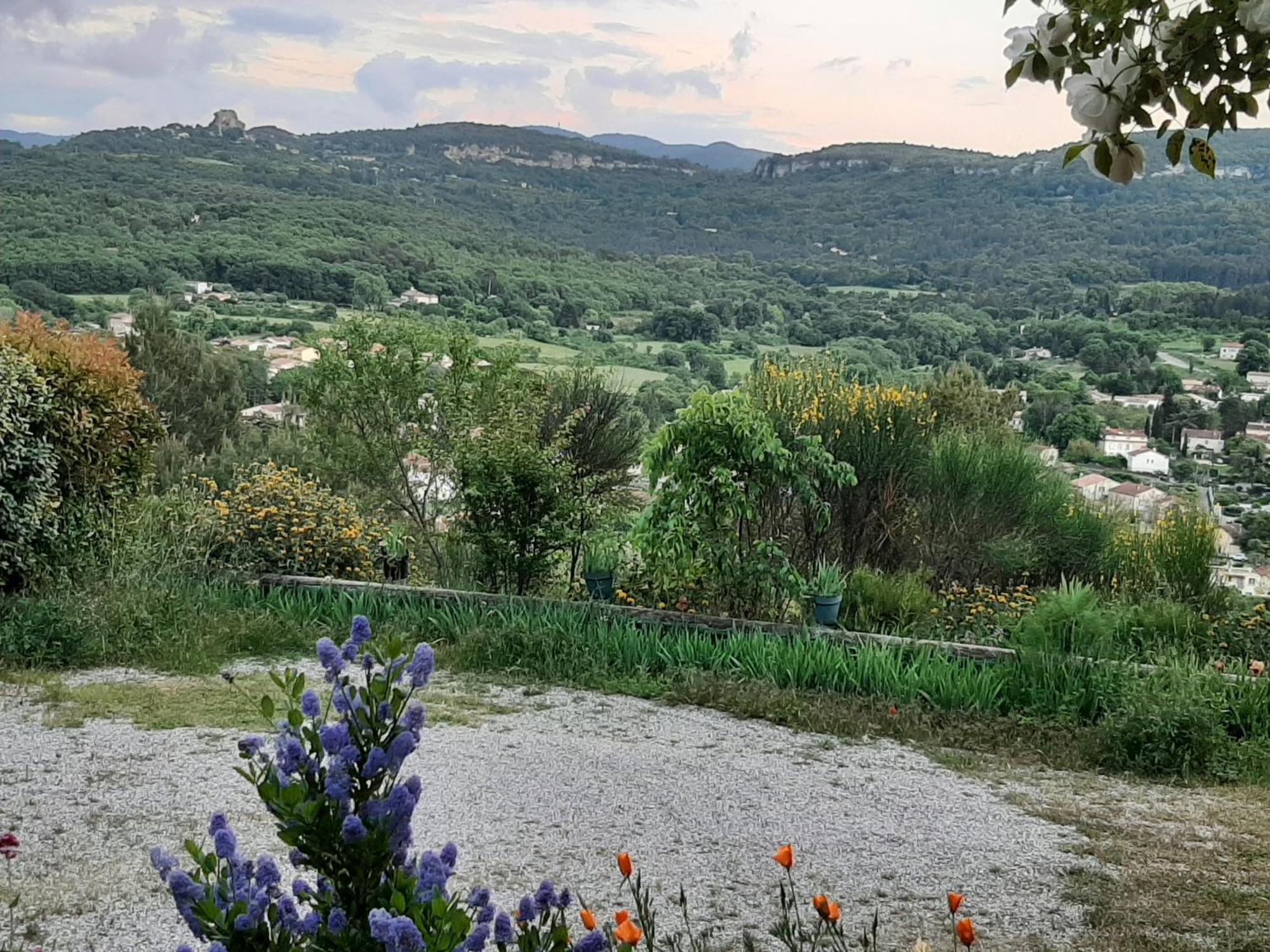 Ferienwohnung T.Belle Vue Panoramique Au Coeur Du Luberon 40M2 + Pergola . Jardin. P Apt Exterior foto